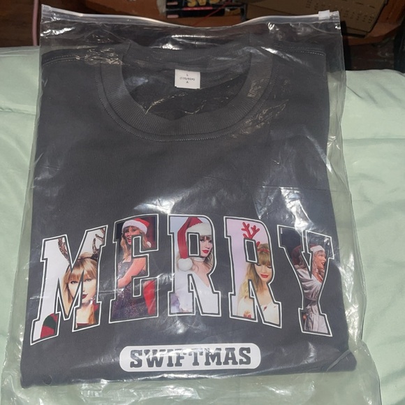 Gray Merry Swiftmas Sweatshirt brand new - Picture 4 of 4